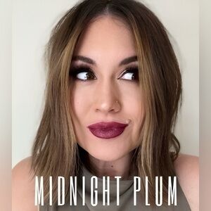 BELLAME VELVET LUXE LIP STAIN - MIDNIGHT PLUM -
NWT